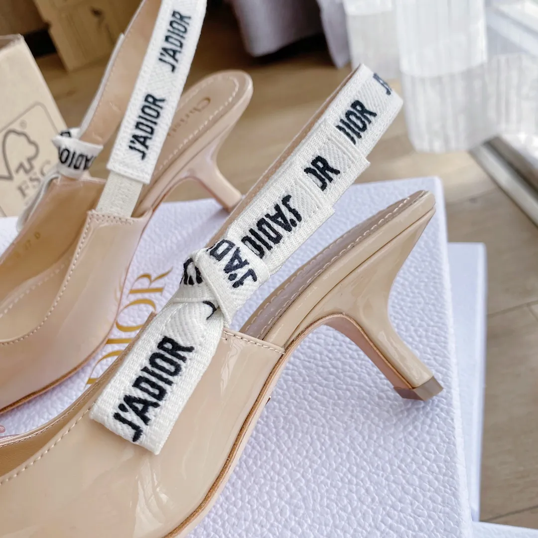 👟👟Ex-factory price 440👟👟 Developed one-to-one from the original version, 👠👠✨ ✨Dior’s popular sandals are new🔥 🔥 The same style as the most popular internet celebrities and celebrities of the year💁 💁. Imported fabric, lining and feet are made of calfskin lining🐑. Original molded heel, heel height 10Cm 6.5cm💘 Original molded metal outsole with five-pointed star LOGO mark✨. Original bow, 💅 Italian leather outsole. 👄💋 Full set of packaging (bags, cards, invoices, one-to-one wrapping paper) 34 40 41 customized